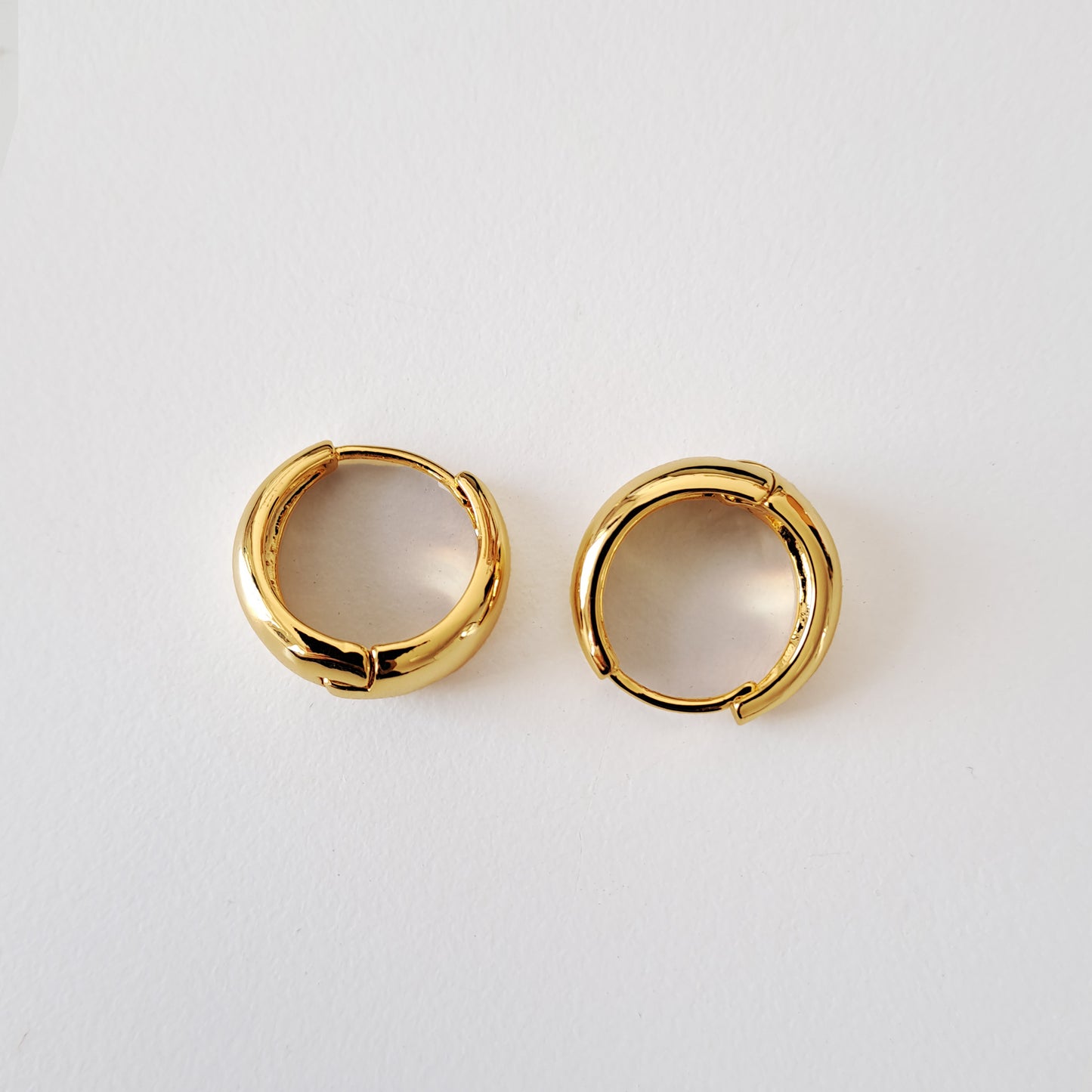 Chic Gold Hoop Earrings – Simple, Stylish & Cool for Women, diameter 20mm