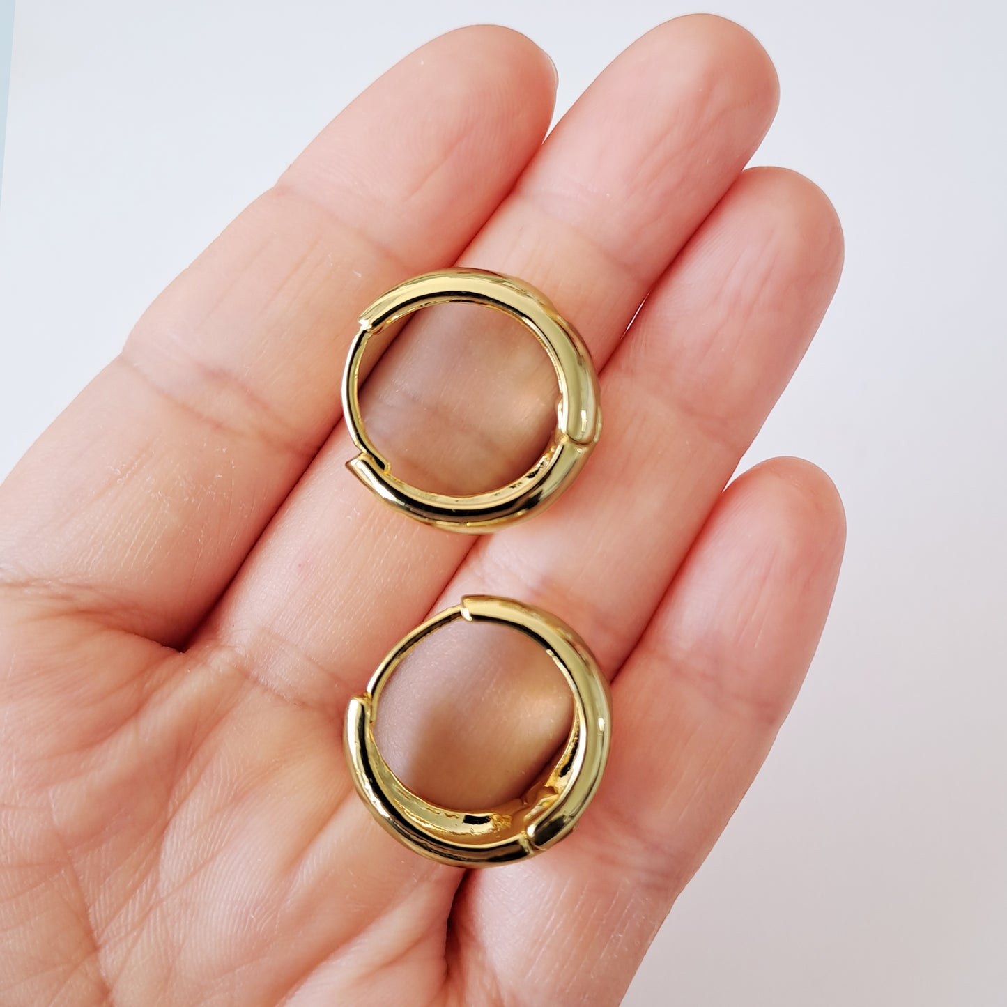 Chic Gold Hoop Earrings – Simple, Stylish & Cool for Women, diameter 20mm