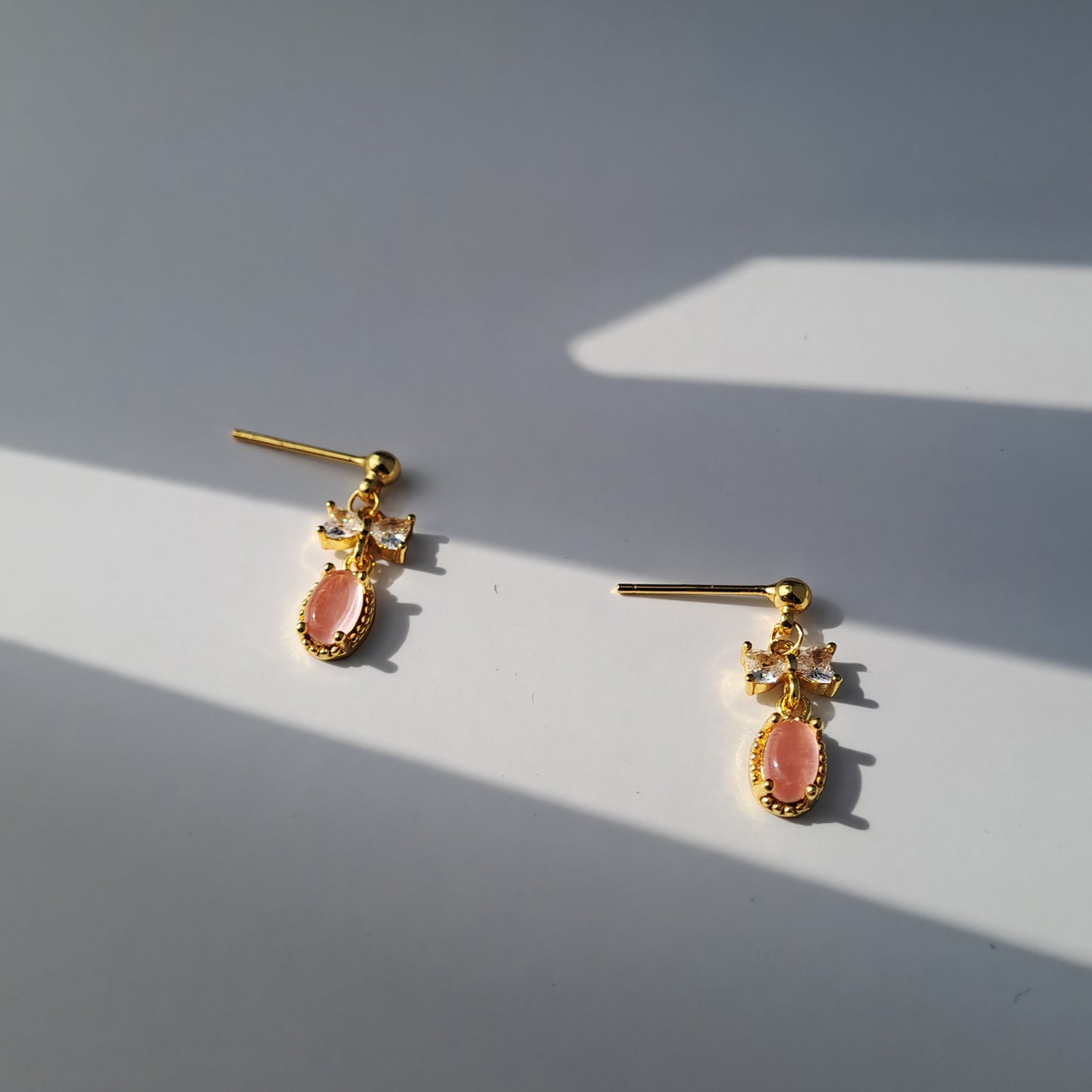 Gold-Plated earring mit pink cat eye stone