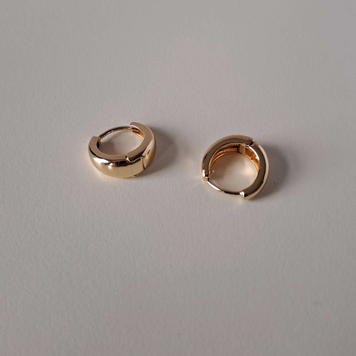 Elegantní zlaté kruhové náušnice – jednoduché, stylové a moderní pro ženy, průměr 16 mm