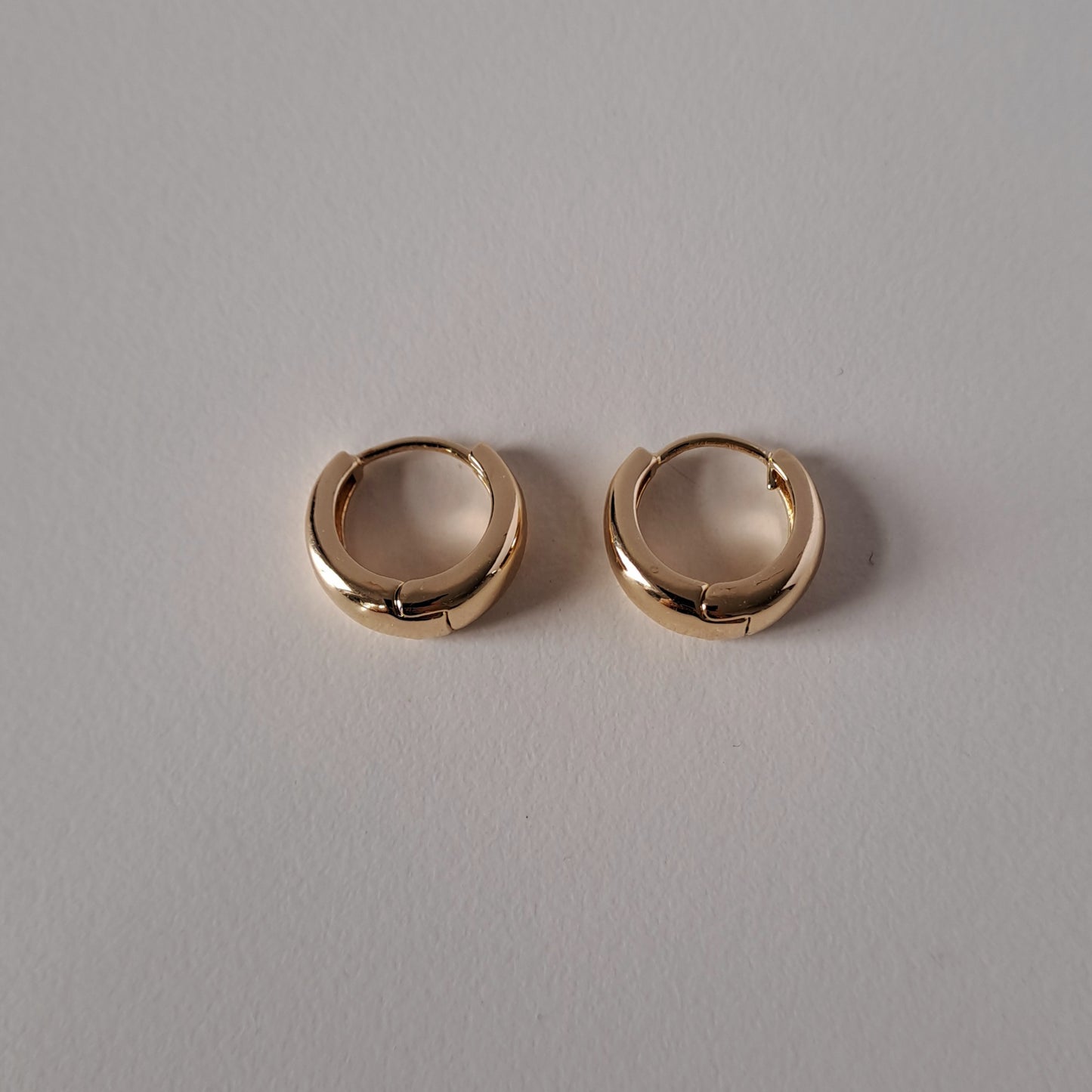 Elegantní zlaté kruhové náušnice – jednoduché, stylové a moderní pro ženy, průměr 16 mm