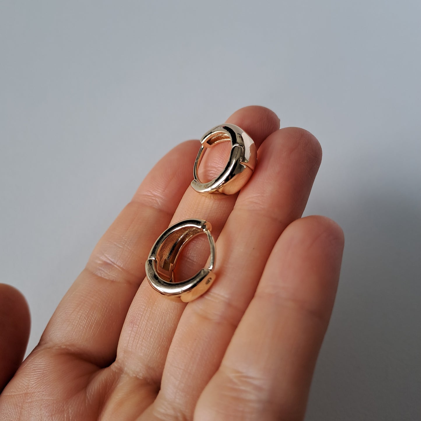 Elegantní zlaté kruhové náušnice – jednoduché, stylové a moderní pro ženy, průměr 16 mm