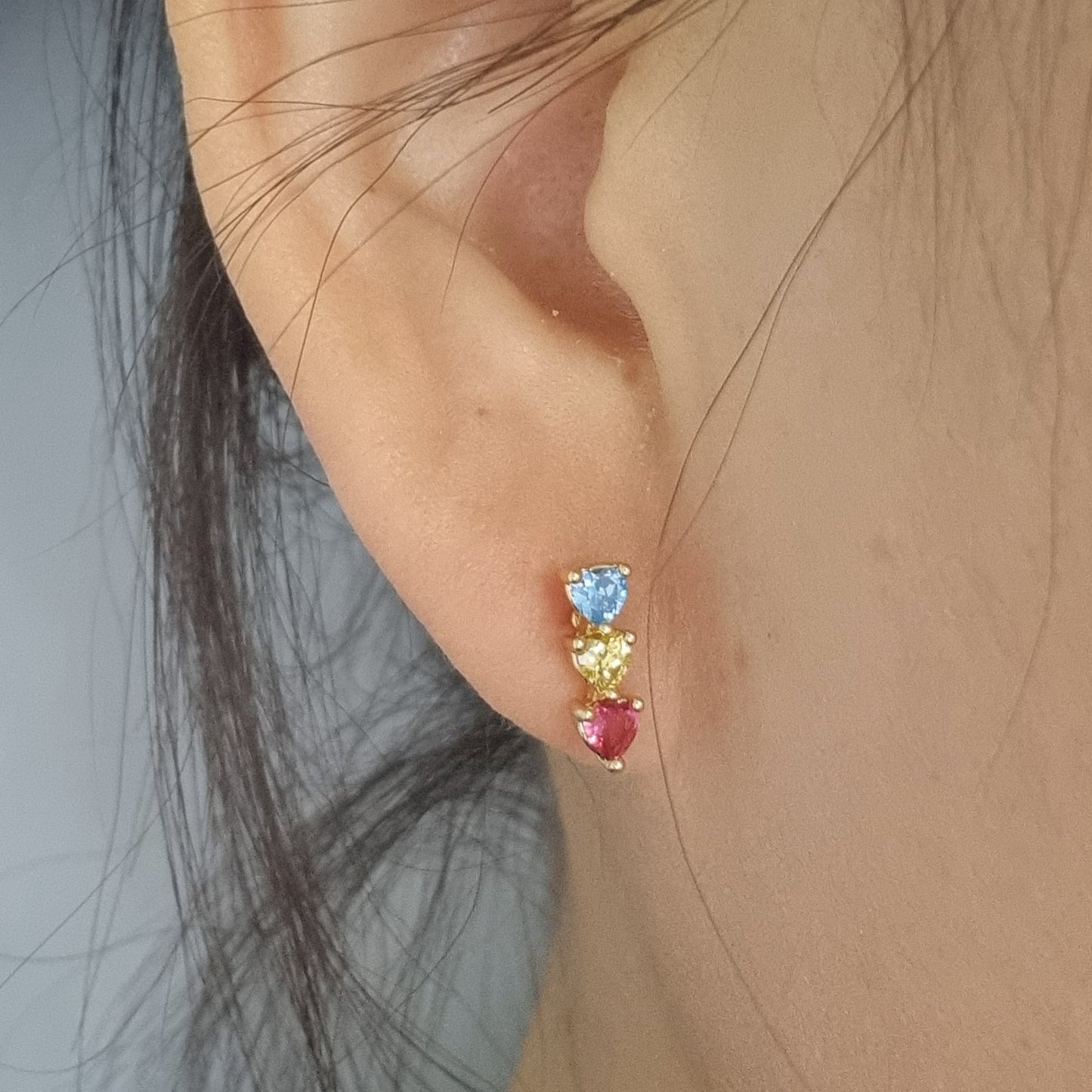 Ohrrstecker mit bunten Zirkonia, besetzt mit Saphiren