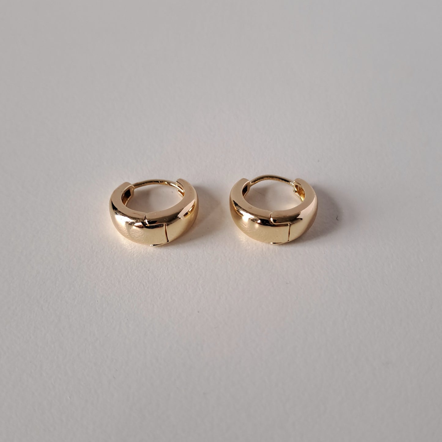 Elegantní zlaté kruhové náušnice – jednoduché, stylové a moderní pro ženy, průměr 16 mm