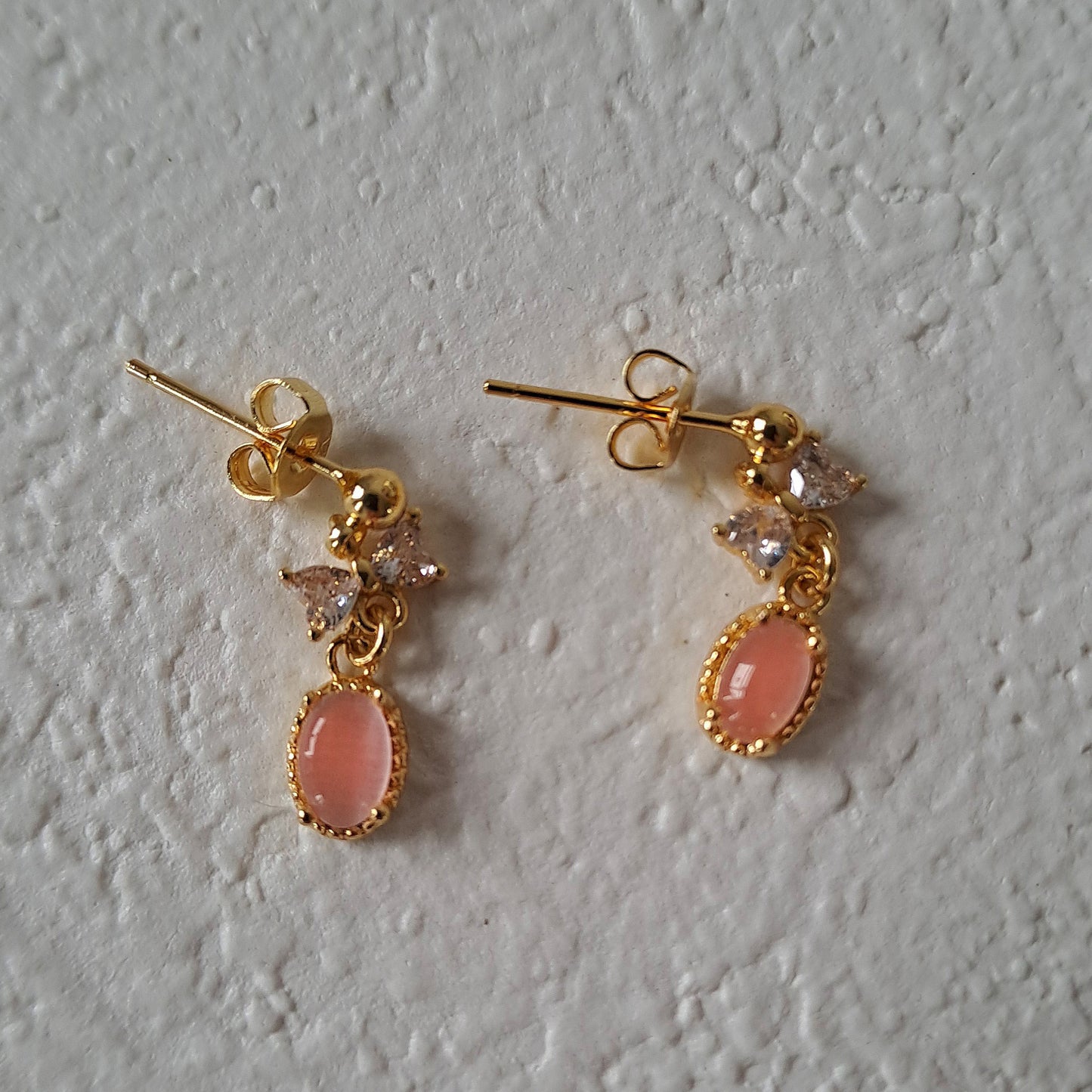 Gold-Plated earring mit pink cat eye stone