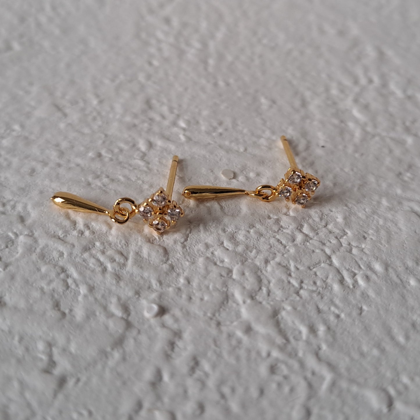Gold-plated mini stud, water drop