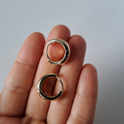 Elegantní zlaté kruhové náušnice – jednoduché, stylové a moderní pro ženy, průměr 16 mm