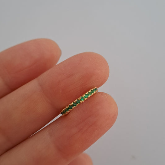 Elegante vergoldete Ohrklemme mit funkelndem grünen Zirkonia