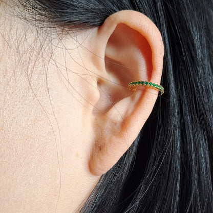 Elegante vergoldete Ohrklemme mit funkelndem grünen Zirkonia